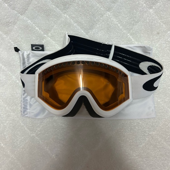 Vintage Oakley Ski Snowboard Goggles White Frame with Amber Lenses - Picture 1 of 10